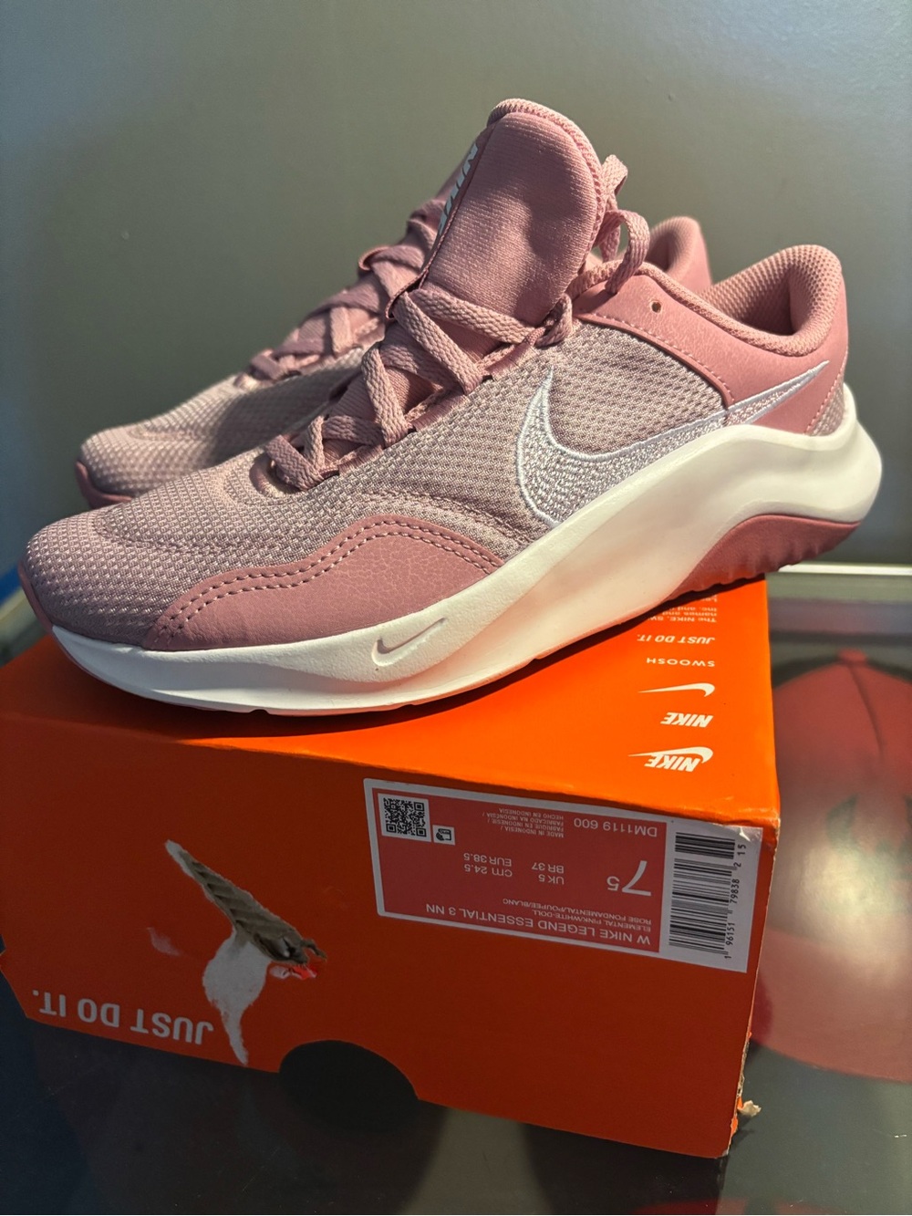 Nike Women's Rose Pink Legend W 7.5